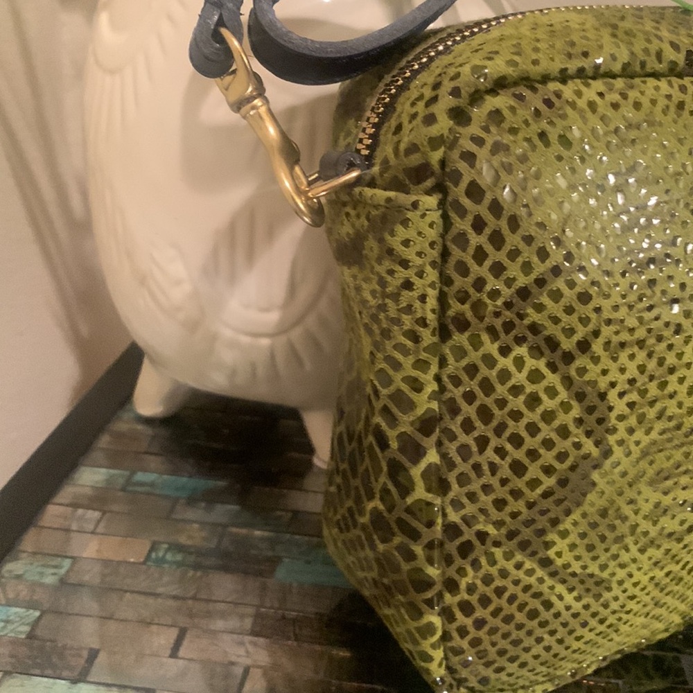 Clara. V Midi Sac Snake Embossed Leather Crossbody Bag
CLARE V. - Picture 4 of 14